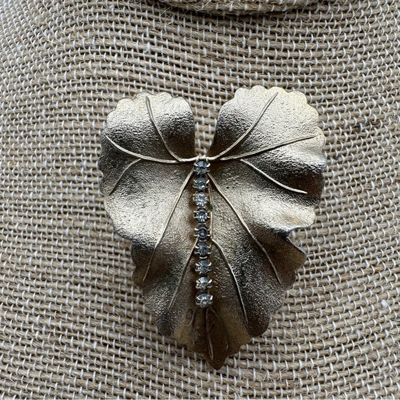 Vintage Brooch Pin Brushed Textured Gold Tone Leaf Crystal Rhinestones Judy Lee - Picture 3 of 16